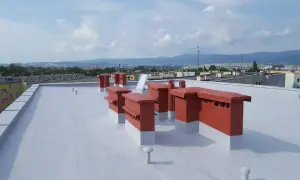 Ile kosztuje remont dachu 200m2? Poznaj ukryte wydatki i oszczędności