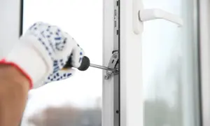 Jak skutecznie zatrzymać zimne powietrze, gdy wieje od okna