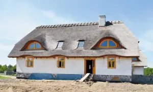 Ile kosztuje budowa domu z gliny? Poznaj ukryte wydatki i oszczędności