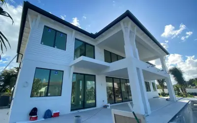 Kiedy żaluzje zewnętrzne są lepszym wyborem niż klasyczne osłony okienne?