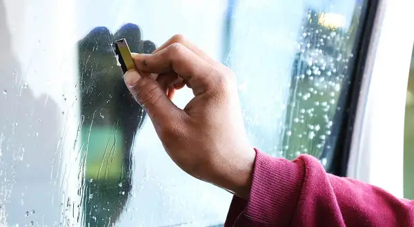 Jak poradzić sobie z porysowaną szybą w oknie - skuteczne metody naprawy